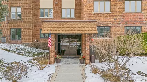 453 Raintree Dr #1H, Glen Ellyn, IL 60137
