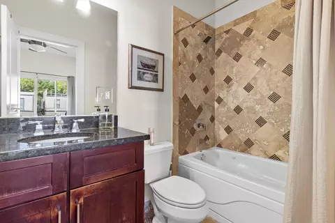 Bath - 450 E Bowen Ave #2W, Chicago, IL 60653 photo 1 of 2