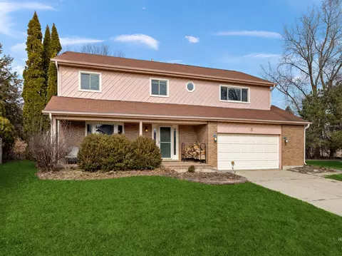11 Spinnaker Ct, Grayslake, IL 60030