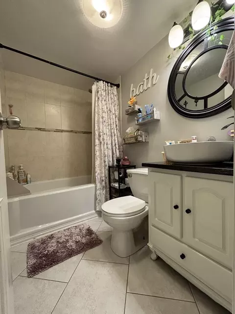 Bath - 4704 Euclid Ave #2D, Rolling Meadows, IL 60008 photo 1 of 3