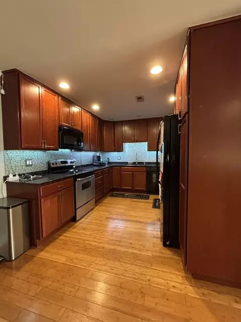Kitchen - 4704 Euclid Ave #2D, Rolling Meadows, IL 60008 photo 2 of 3