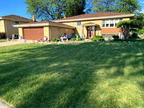 551 N Plamondon Dr, Addison, IL 60101