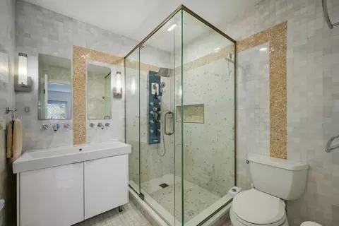 Bath - 525 Berkeley Rd, Riverside, IL 60546 photo 2 of 3