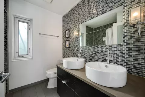 Bath - 525 Berkeley Rd, Riverside, IL 60546 photo 3 of 3