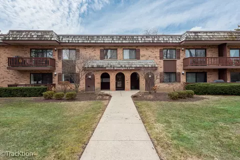 8010 Woodglen Ln #104, Downers Grove, IL 60516