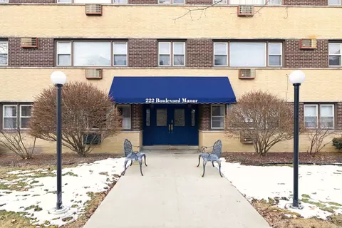 222 Washington Blvd #105, Oak Park, IL 60302