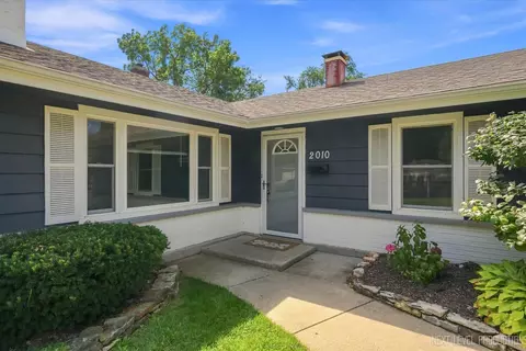 Exterior - 2010 Paddock Ln, Wheaton, IL 60187 photo 3 of 5