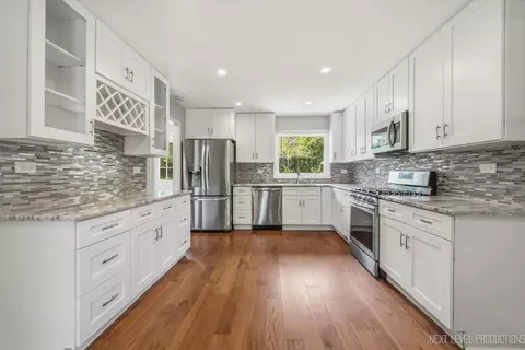 Kitchen - 2010 Paddock Ln, Wheaton, IL 60187 photo 1 of 2
