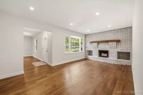 Living - 2010 Paddock Ln, Wheaton, IL 60187 photo 3 of 4