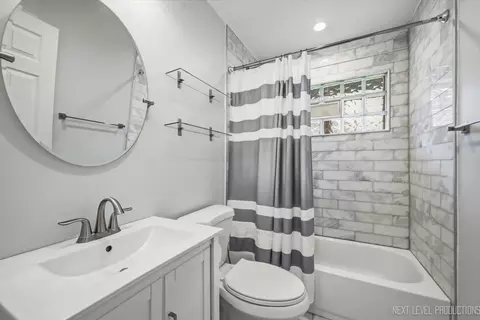 Bath - 2010 Paddock Ln, Wheaton, IL 60187 photo 1 of 1