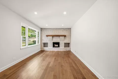 Living - 2010 Paddock Ln, Wheaton, IL 60187 photo 2 of 4