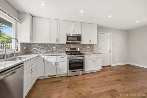 Kitchen - 2010 Paddock Ln, Wheaton, IL 60187 photo 2 of 2