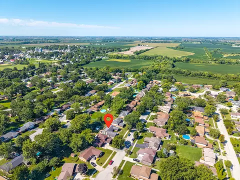 520 Chestnut Ln, Beecher, IL 60401