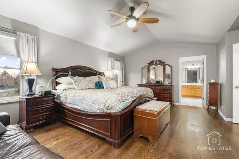 Bedroom - 2303 Fox Bluff Ln, Spring Grove, IL 60081 photo 2 of 4