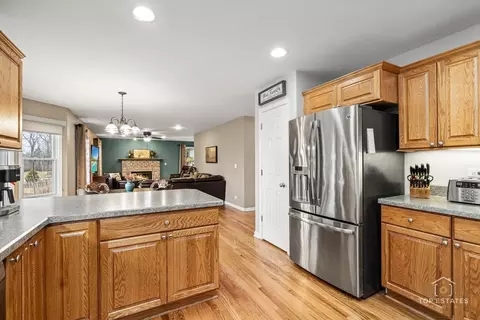 Kitchen - 2303 Fox Bluff Ln, Spring Grove, IL 60081 photo 3 of 3
