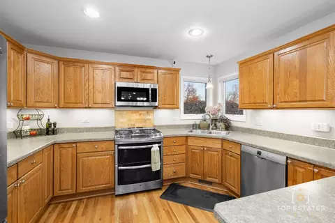 Kitchen - 2303 Fox Bluff Ln, Spring Grove, IL 60081 photo 2 of 3