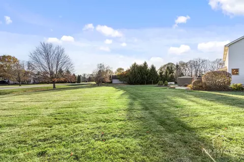 Exterior - 2303 Fox Bluff Ln, Spring Grove, IL 60081 photo 5 of 9