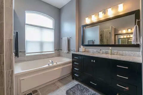 Bath - 2224 Barrett Dr, Algonquin, IL 60102 photo 3 of 5