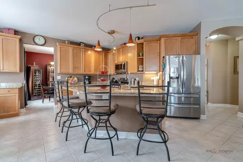 Kitchen - 2224 Barrett Dr, Algonquin, IL 60102 photo 2 of 4