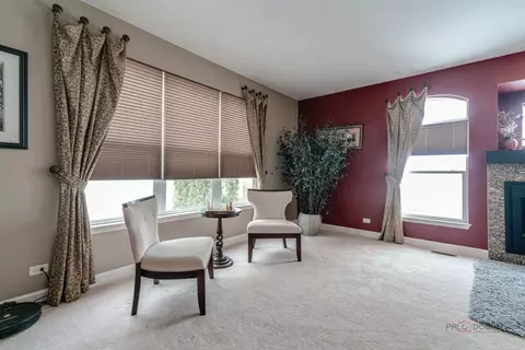 Living - 2224 Barrett Dr, Algonquin, IL 60102 photo 3 of 4