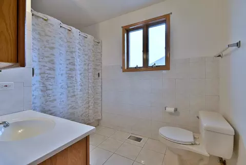 Bath - 7324 W Lunt Ave, Chicago, IL 60631 photo 4 of 4