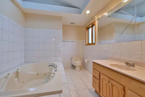 Bath - 7324 W Lunt Ave, Chicago, IL 60631 photo 3 of 4