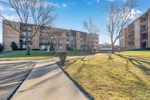 500 W Huntington Commons Rd #448, Mount Prospect, IL 60056