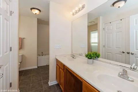 Bath - 152 Orchards Pass, Bartlett, IL 60103 photo 3 of 4