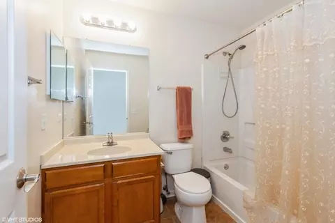 Bath - 152 Orchards Pass, Bartlett, IL 60103 photo 2 of 4