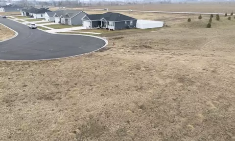 3 Crossing Ct, Peru, IL 61354