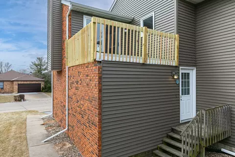 2514 E 51st St #E, Davenport, IA 52807