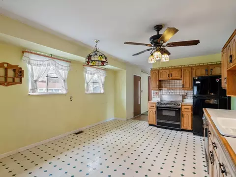 Kitchen - 4816 44th Ave, Moline, IL 61265 photo 4 of 5