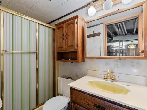 Bath - 4816 44th Ave, Moline, IL 61265 photo 2 of 2