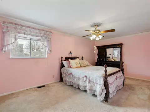 Bedroom - 4816 44th Ave, Moline, IL 61265 photo 2 of 9