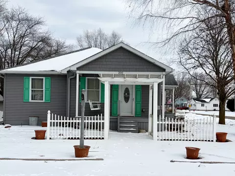 200 N Henderson St, Kenney, IL 61749