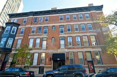 223 W Wisconsin St #2C, Chicago, IL 60614