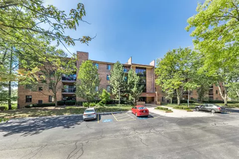 7525 Nantucket Dr #210, Darien, IL 60561
