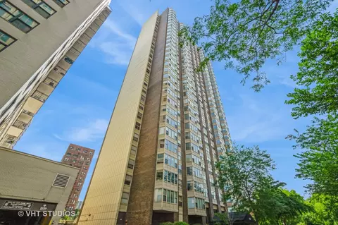 525 W Hawthorne Pl #1906, Chicago, IL 60657