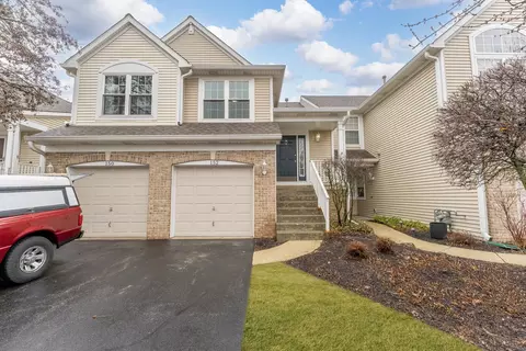 152 Hidden Pond Cir, Aurora, IL 60504