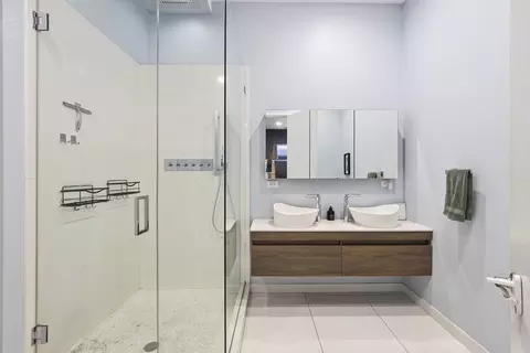 Bath - Undisclosed, Chicago, IL 60612 photo 1 of 2