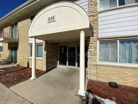 500 Chase Dr #16, Clarendon Hills, IL 60514