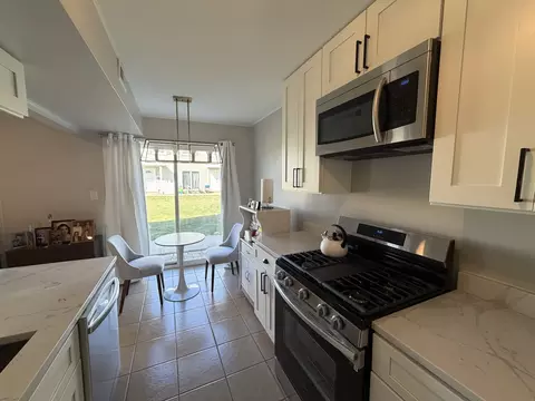 Kitchen - 335 David Ct #B, Bartlett, IL 60103 photo 4 of 4
