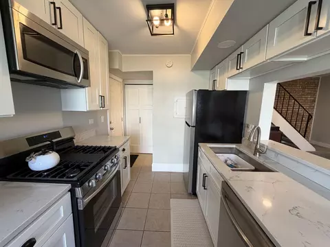 Kitchen - 335 David Ct #B, Bartlett, IL 60103 photo 2 of 4