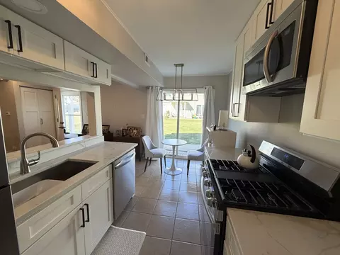 Kitchen - 335 David Ct #B, Bartlett, IL 60103 photo 3 of 4