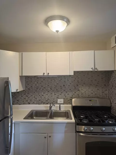 Kitchen - 3041 S Michigan Ave #106, Chicago, IL 60616 photo 2 of 2