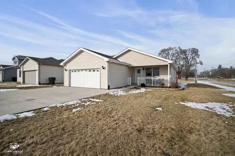 107 Eastern Illinois St, Saint Anne, IL 60964