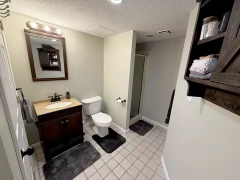 Bath - 2900 Jamison Blvd, Mount Vernon, IL 62864 photo 1 of 2