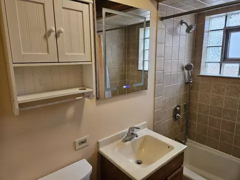 Bath - 7436 W 58th St, Summit, IL 60501 photo 1 of 1