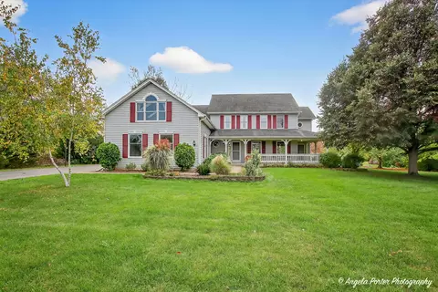 2215 Crystal Cir, Crystal Lake, IL 60012