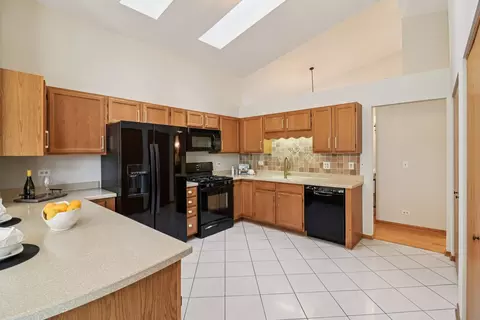 Kitchen - 6167 Golfview Dr, Gurnee, IL 60031 photo 2 of 6